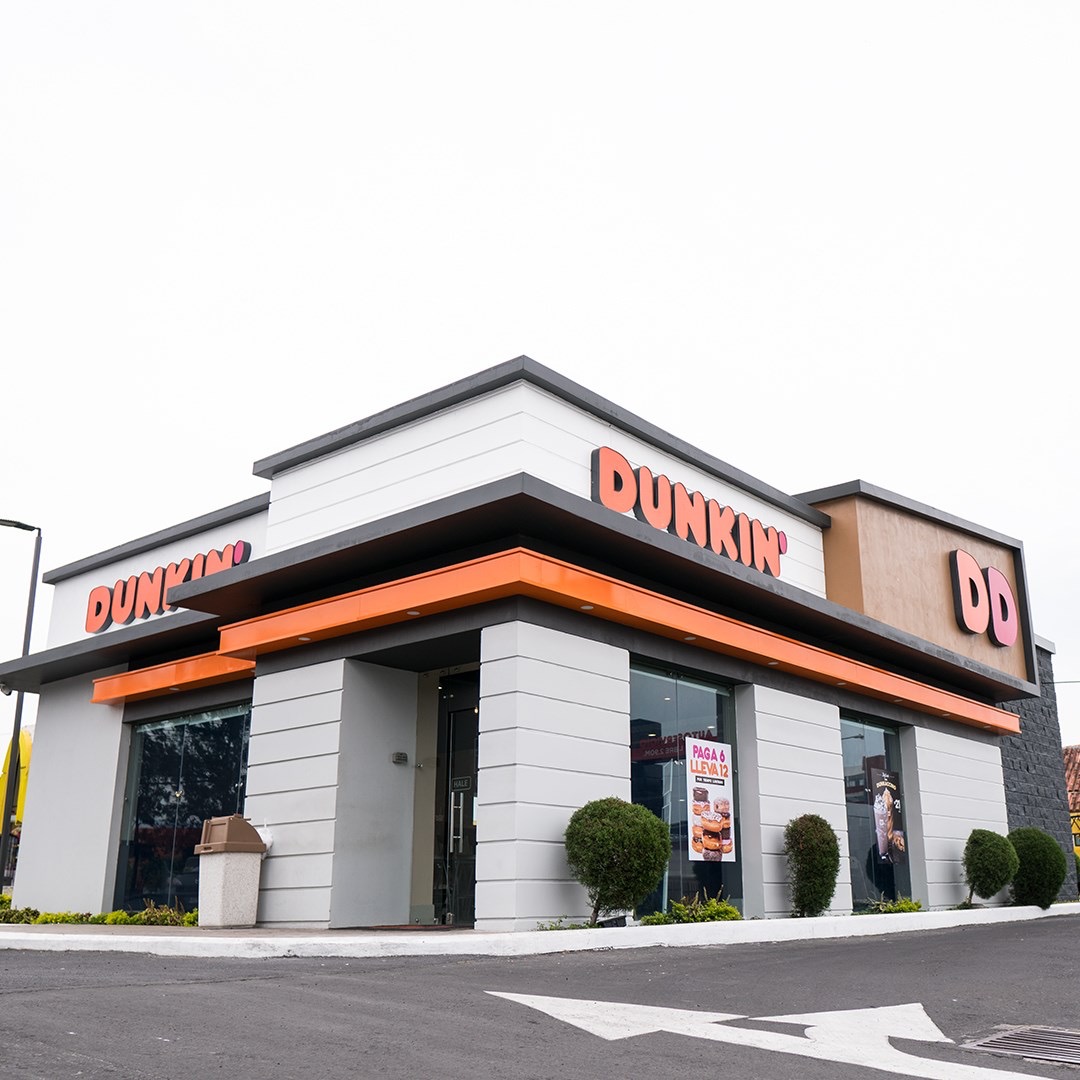 La cadena, fundada hace 68 años, dice que el nuevo logotipo seguirá teniendo la tipografía redonda y familiar, con los colores naranja y rosa que la empresa ha usado desde 1973. (Foto Prensa Libre: cortesía Dunkin' Donuts)