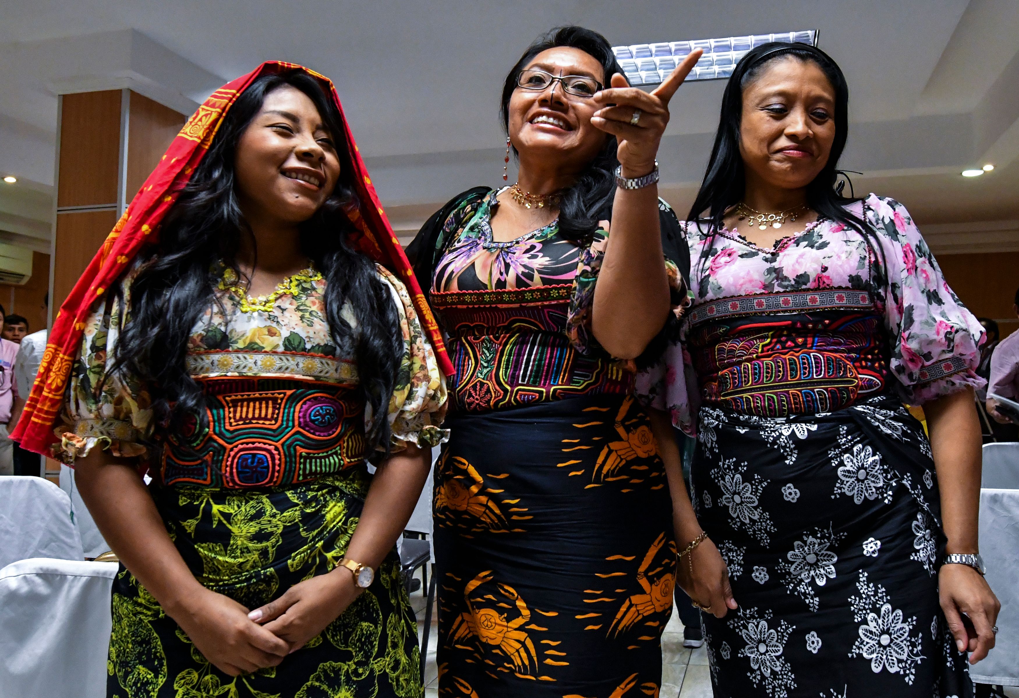 Mujeres del pueblo guna visten el arte textil mola durante una conferencia de prensa donde dirigentes expusieron el reclamo a Nike. (Foto Prensa Libre: AFP)