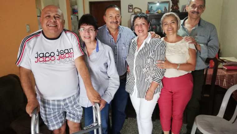Tres de las parejas de esposos que integran SED luego de una planificación de trabajo en favor de la educación. (Foto Prensa Libre: Oscar Fernando García). 

