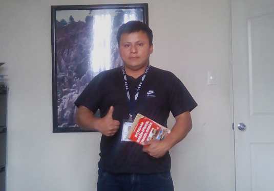 Pedro Perebal estudia cuatro horas diarias otros idiomas. (Foto Prensa Libre: Cortesía).
  
