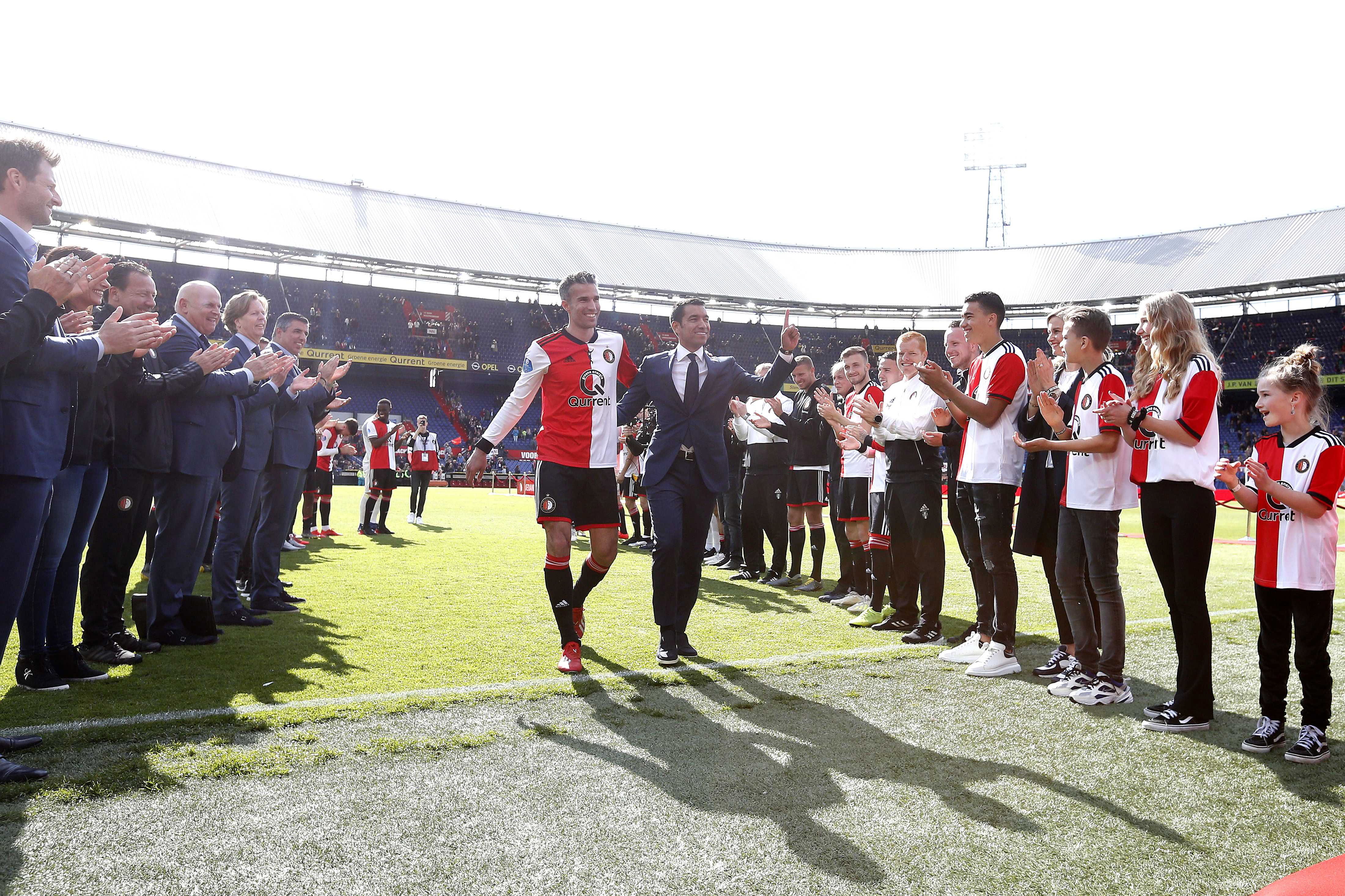 Robin van Persie (C izquierda) se despidió del futbol profesional. (Foto Prensa Libre: EFE)