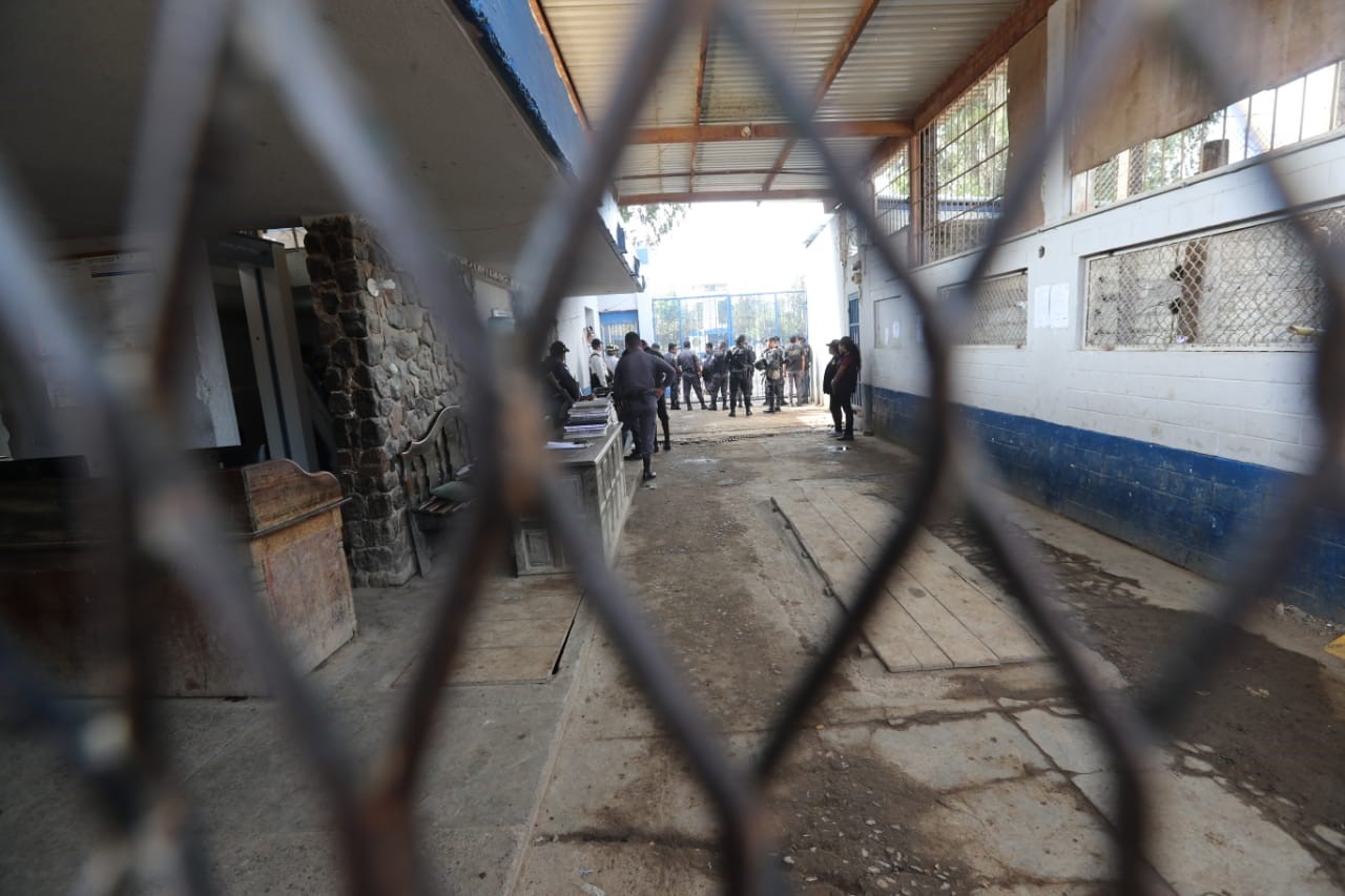 Agentes del Sistema Penitenciario estuvieron en alerta el martes pasado por el motín en Pavón. (Foto Prensa Libre: Erick Ávila) 