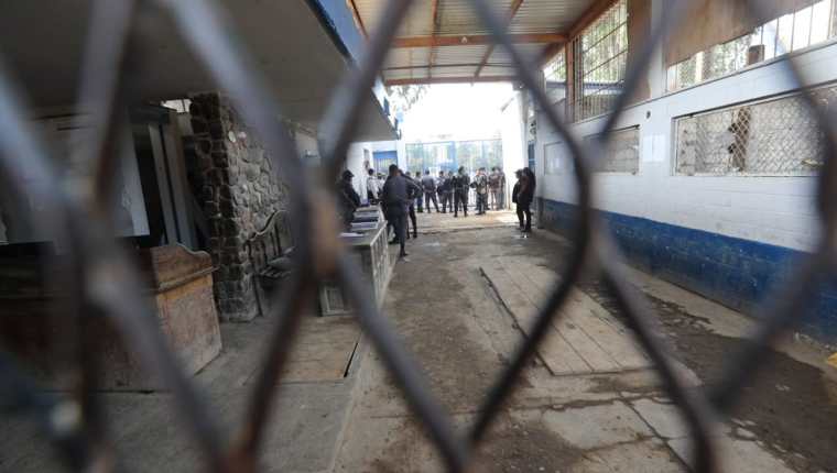 Agentes del Sistema Penitenciario estuvieron en alerta el martes pasado por el motín en Pavón. (Foto Prensa Libre: Erick Ávila) 