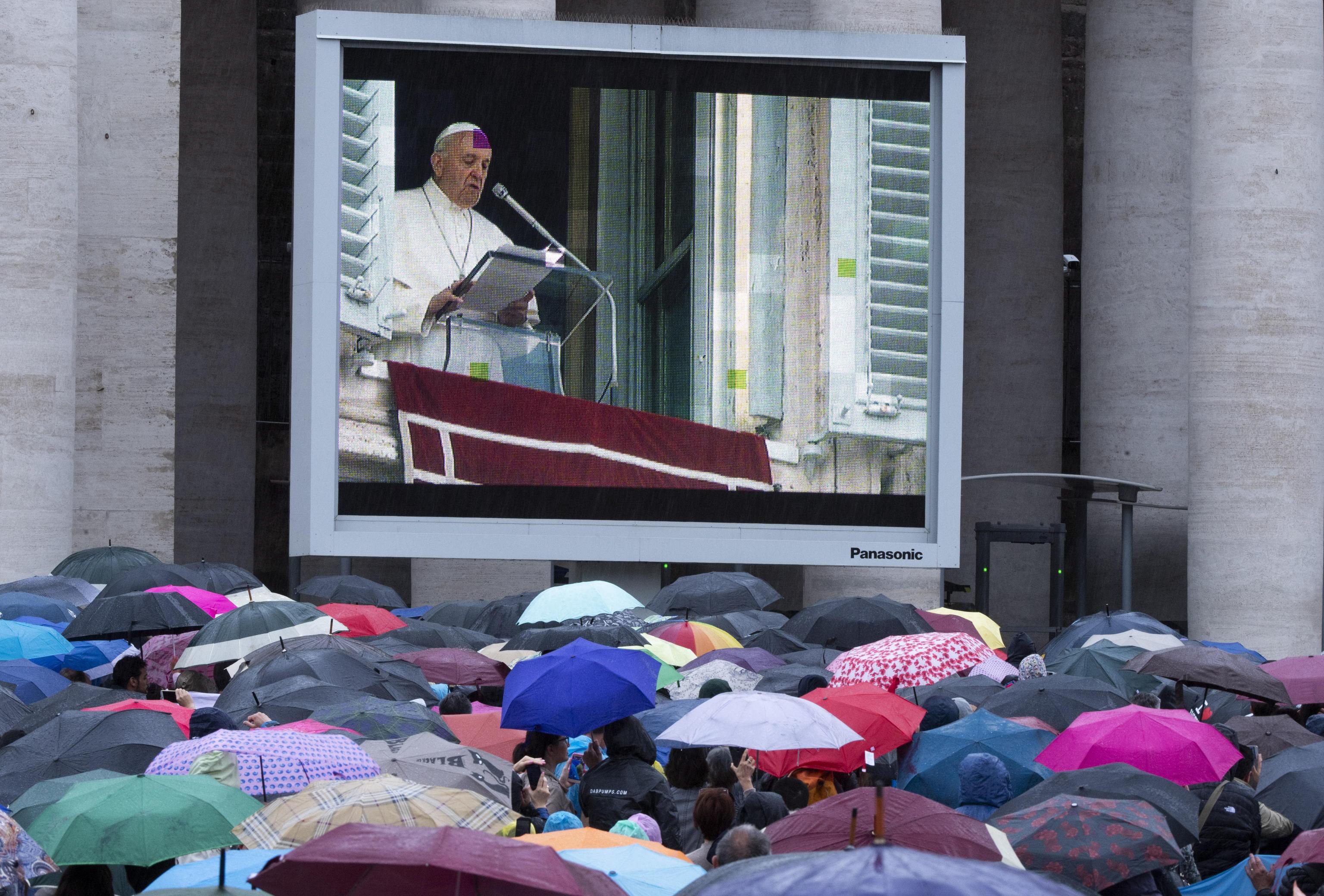 Vatican City (Vatican City State (holy See)), 26/05/2019.- Faithful watch on a screen Pope Francis reciting the Regina Coeli prayer in Saint Peter's Square, Vatican City, 26 May 2019. (Papa) EFE/EPA/CLAUDIO PERI