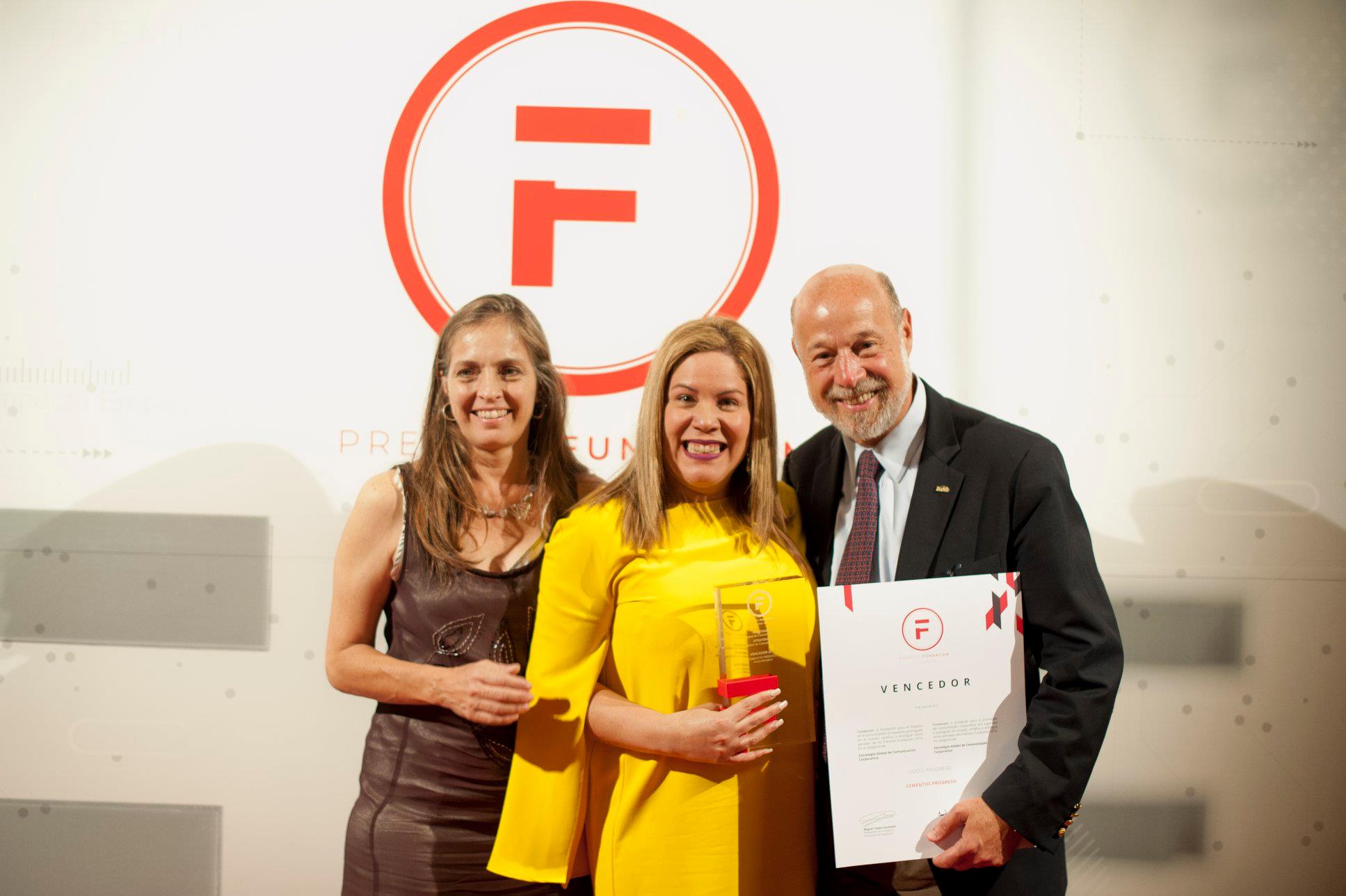 Cecilia Dougherty, presidente de la Fundación Carlos F. Novella, e Ilyanova Dávila, gerente de Comunicación Cementos Progreso, reciben el premio de   Italo Pizzolante, consultor de la agencia Pizzolante. (Foto Prensa Libre: cortesía)