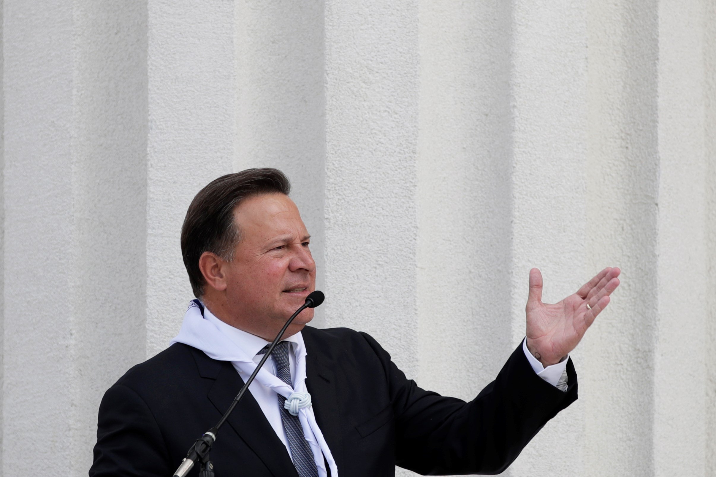 El presidente de Panamá, Juan Carlos Varela, pronuncia un discurso como parte de la ceremonia de los preparativos de seguridad para las elecciones presidenciales panameñas del próximo domingo. (Foto Prensa Libre: EFE)