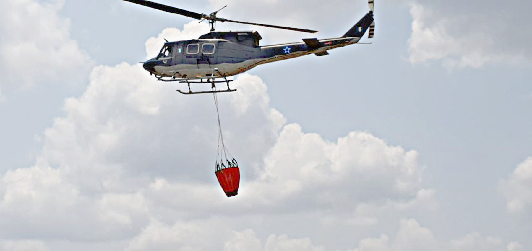 El Helicóptero Bell 212 cuenta con el sistema bambi bucket, con una capacidad de 400 galones de agua. (Foto Prensa Libre: Dony Stewart)