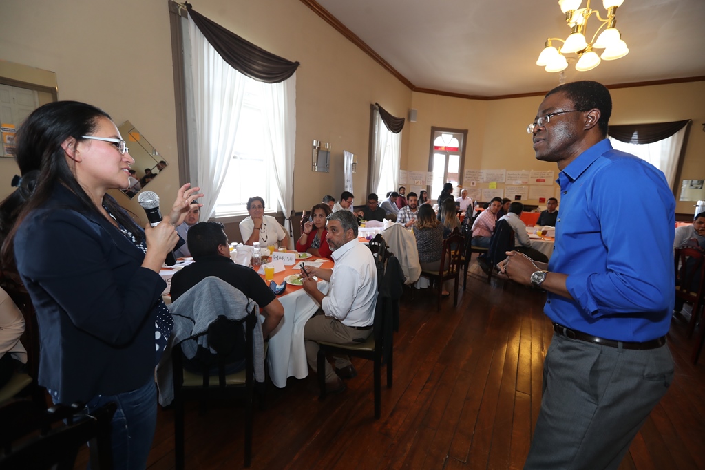 Vincent Onyemah, profesor del college Babson, escucha a una de las participantes del proceso Scale Up Xela. (Foto Prensa Libre: Mynor Toc)
