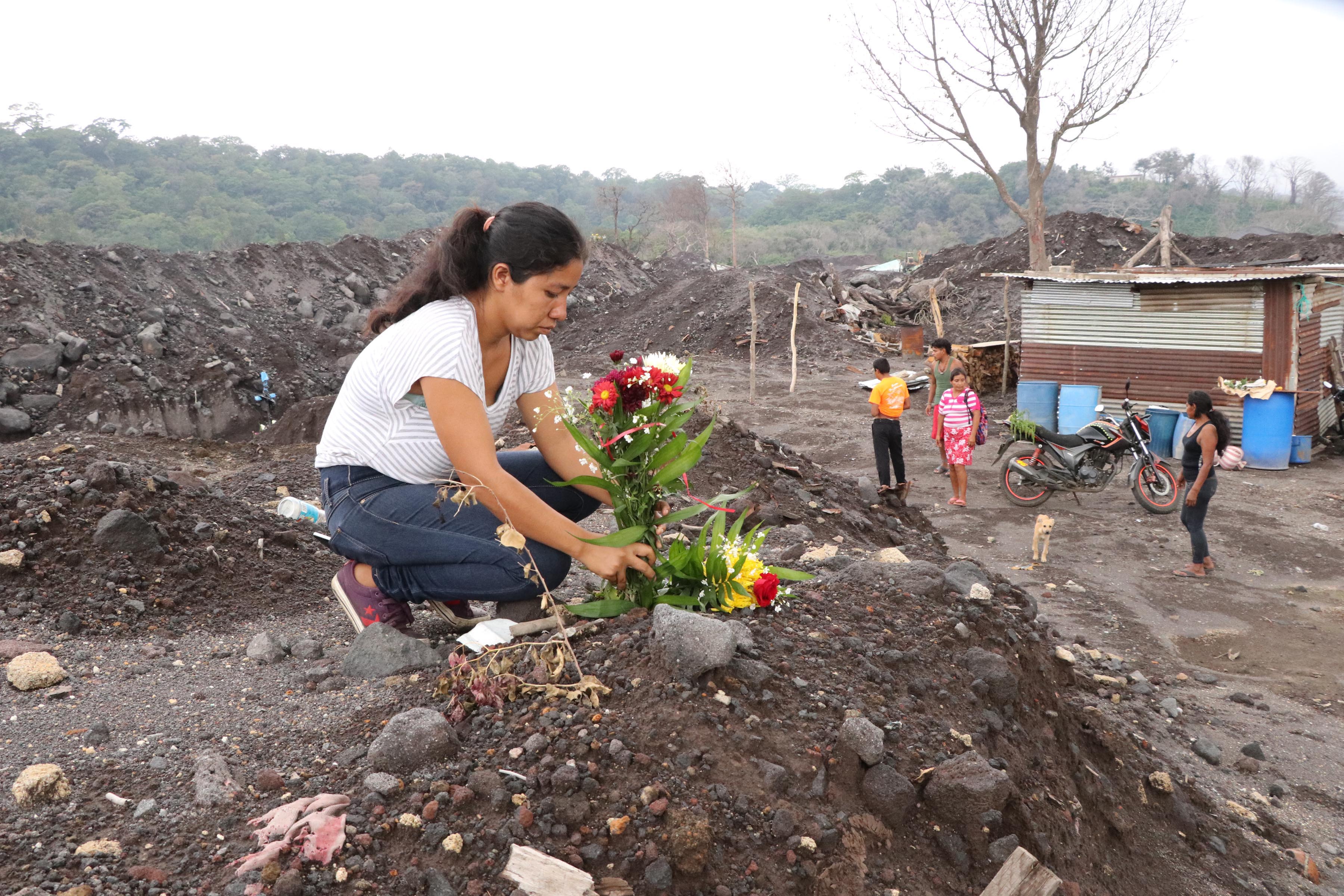 Lesbia López colocó flores donde antes era la casa de su mamá. (Foto Prensa Libre: Carlos Paredes)