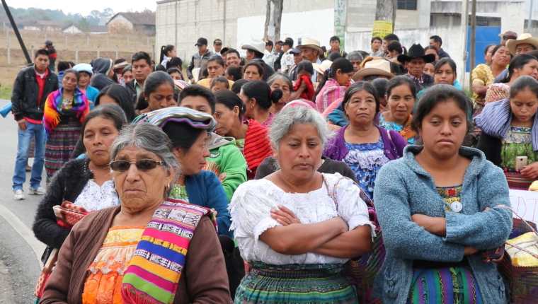 Mujeres escuchan relatos sobre muertes maternas en el Hospital Nacional de Uspantán, Quiché. (Foto Prensa Libre: Héctor Cordero)