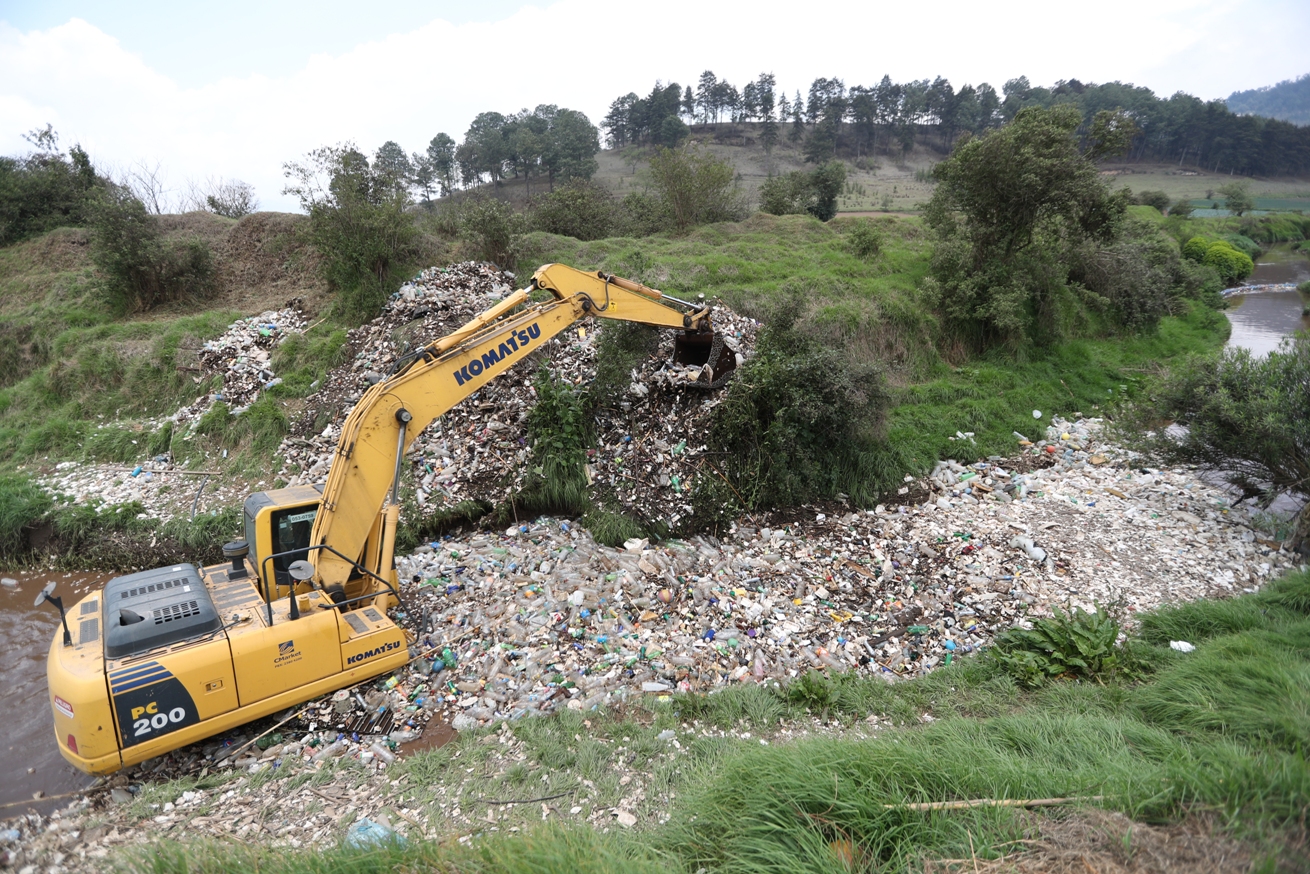 Maquinaría sacó los desechos acumulados en el río Xequijel, ahora los voluntarios necesitan ayuda para clasificarlos.  (Foto Prensa Libre: María Longo)