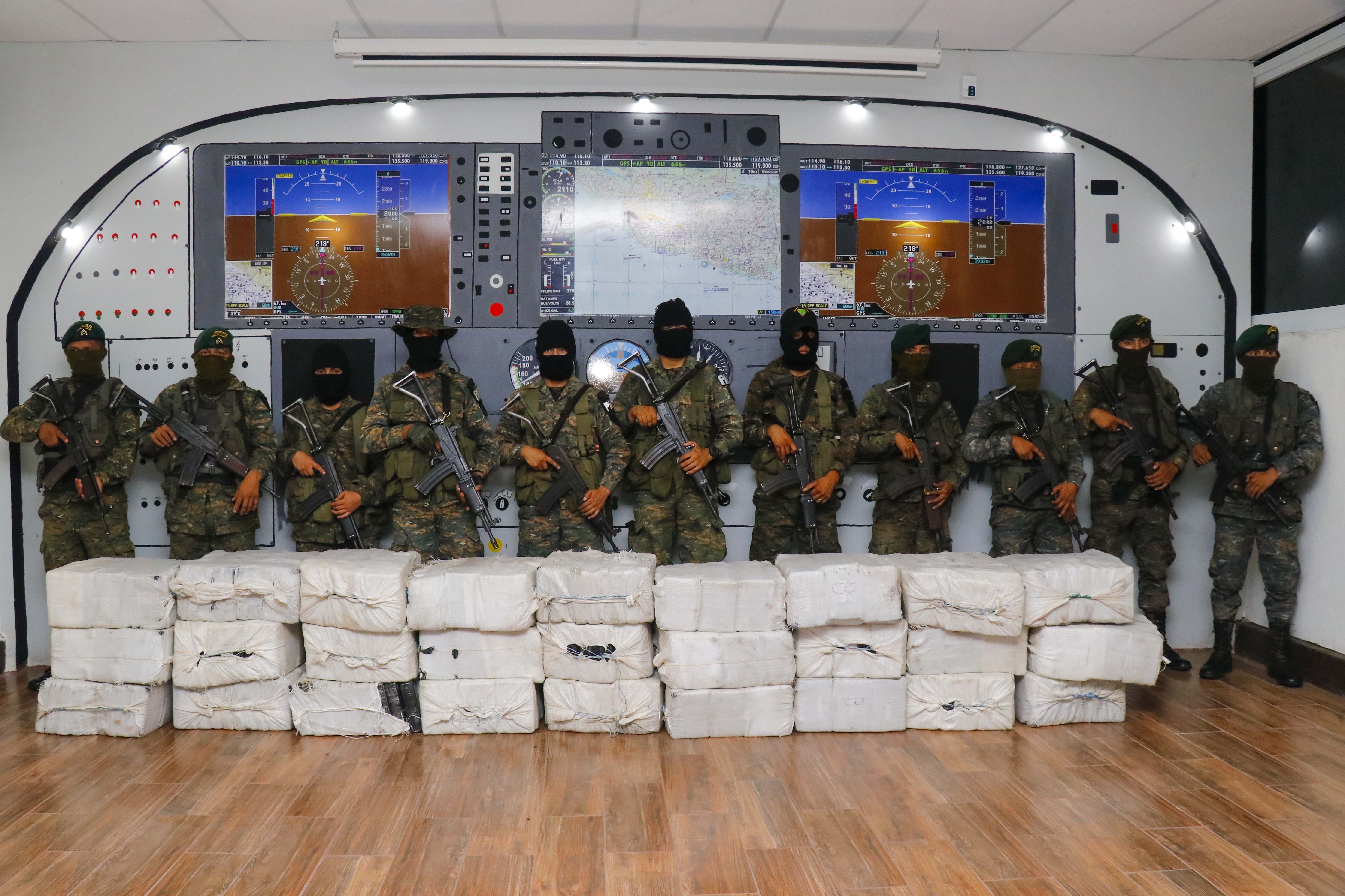 Ejército resguarda las 27 tulas encontradas en Champerico. (Foto Prensa Libre: Rolando Miranda)