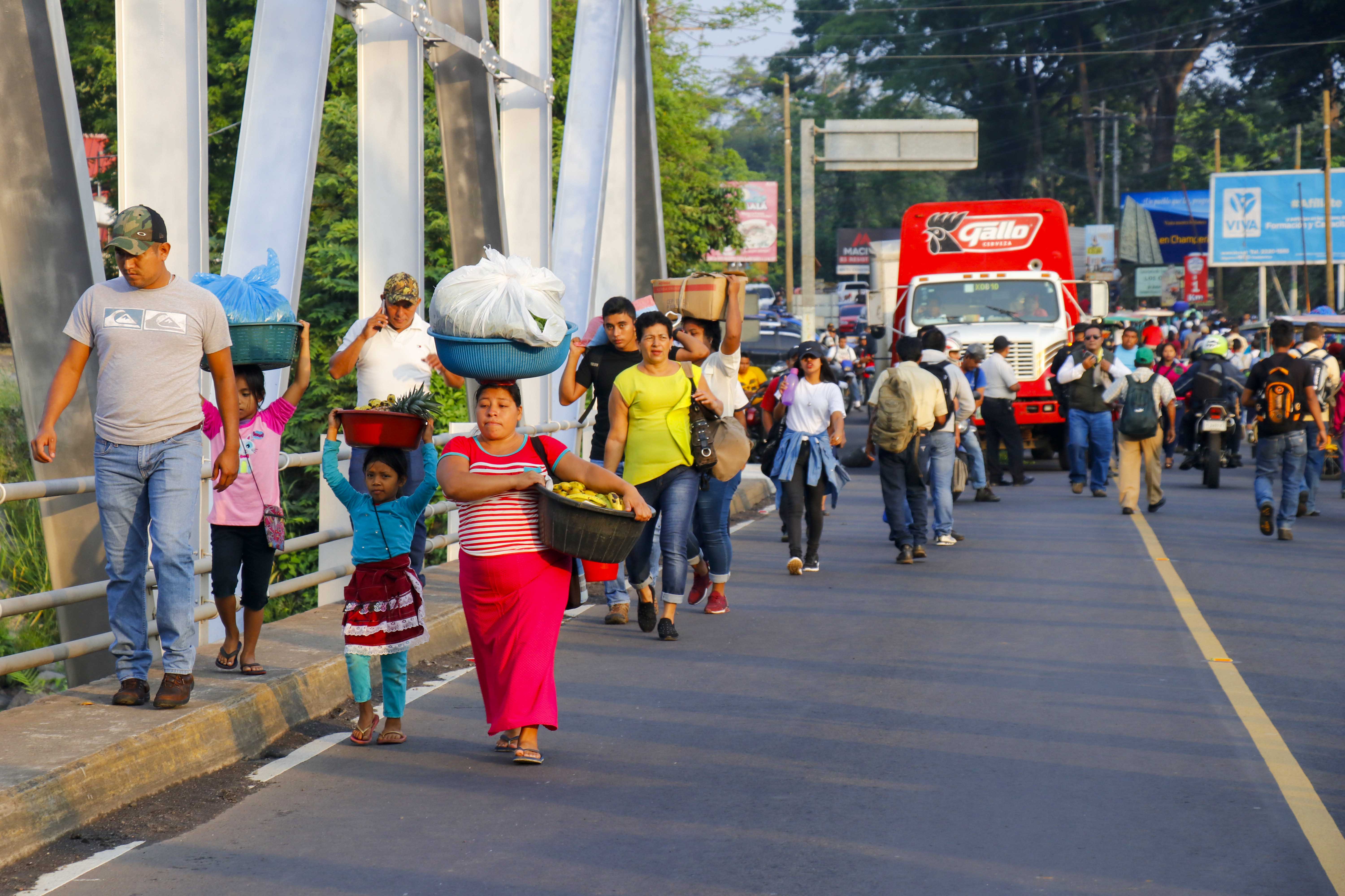 Pobladores caminaron un kilómetro para transbordar buses a causa del bloqueo de carretera en la carretera al suroccidente en Retalhuleu. (Foto Prensa Libre: Rolando Miranda)