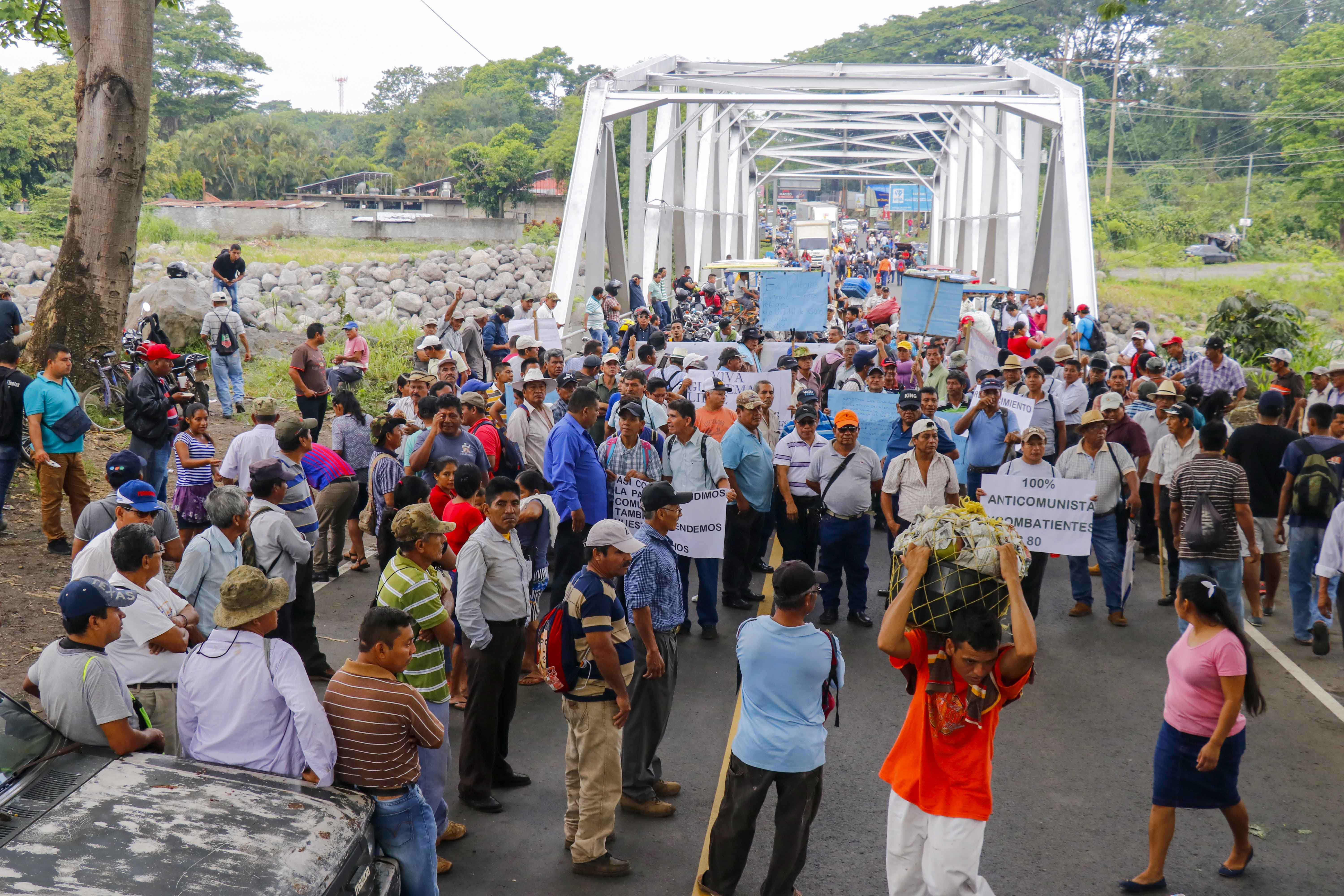 Los inconformes han bloqueado carreteras y amenazan con boicotear las elecciones si no hay indemnización para ellos. (Foto Prensa Libre: Hemeroteca PL)