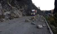 La carretera al norte de Huehuetenango durante el invierno es peligrosa por el desprendimiento de rocas de gran tamaño. (Foto Prensa Libre: Mike Castillo)
