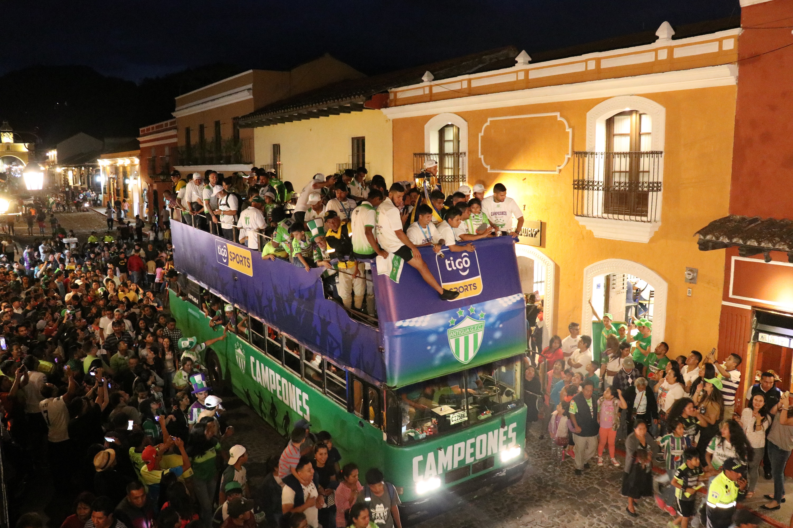 Los jugadores de Antigua celebraron con los aficionados. (Foto Prensa Libre: Julio Sicán)