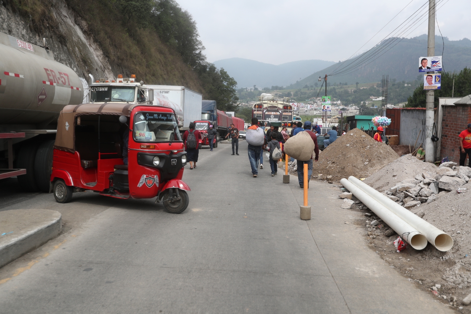 Mototaxis ofrecían sus servicios a viajeros y comerciantes que estaban en el bloqueo. (Foto Prensa Libre: María Longo) 