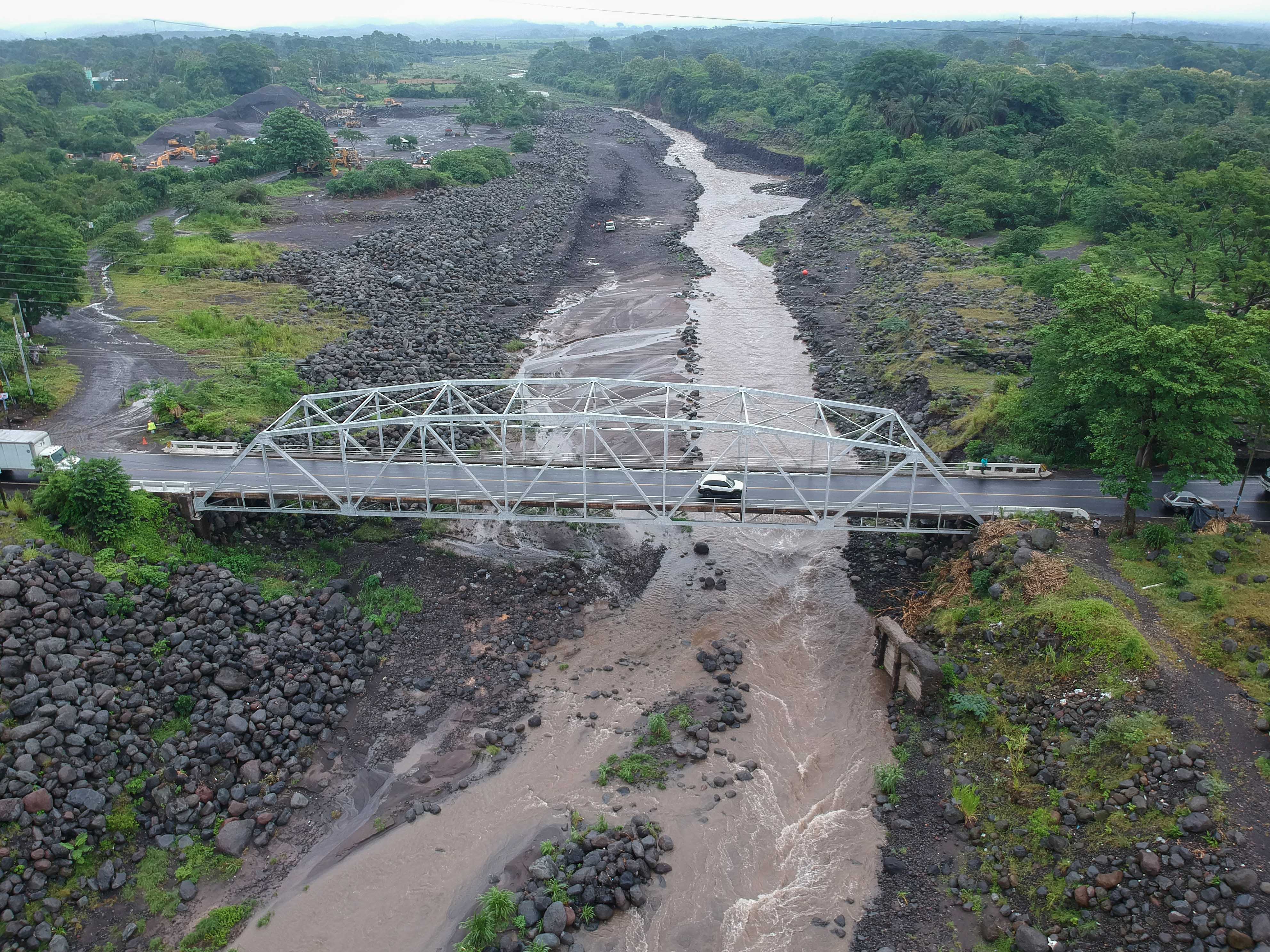 El paso por el puente Carlos Castillo Armas estará cerrado durante el sábado y domingo, 1 y 2 de junio, por reparaciones. (Foto Prensa Libre: Rolando Miranda)