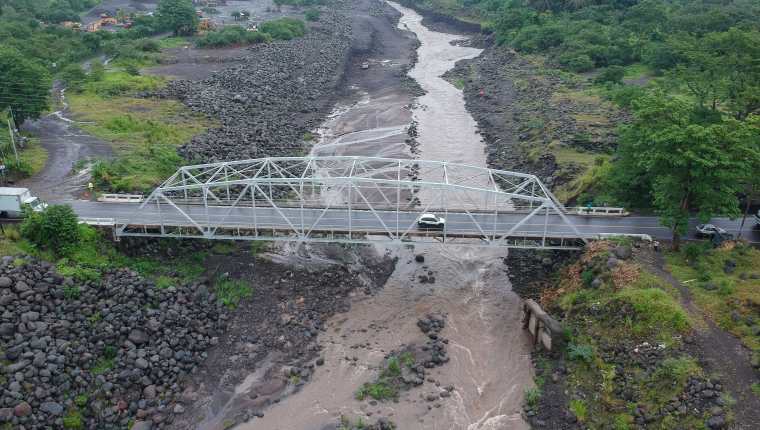 El paso por el puente Carlos Castillo Armas estará cerrado durante el sábado y domingo, 1 y 2 de junio, por reparaciones. (Foto Prensa Libre: Rolando Miranda)