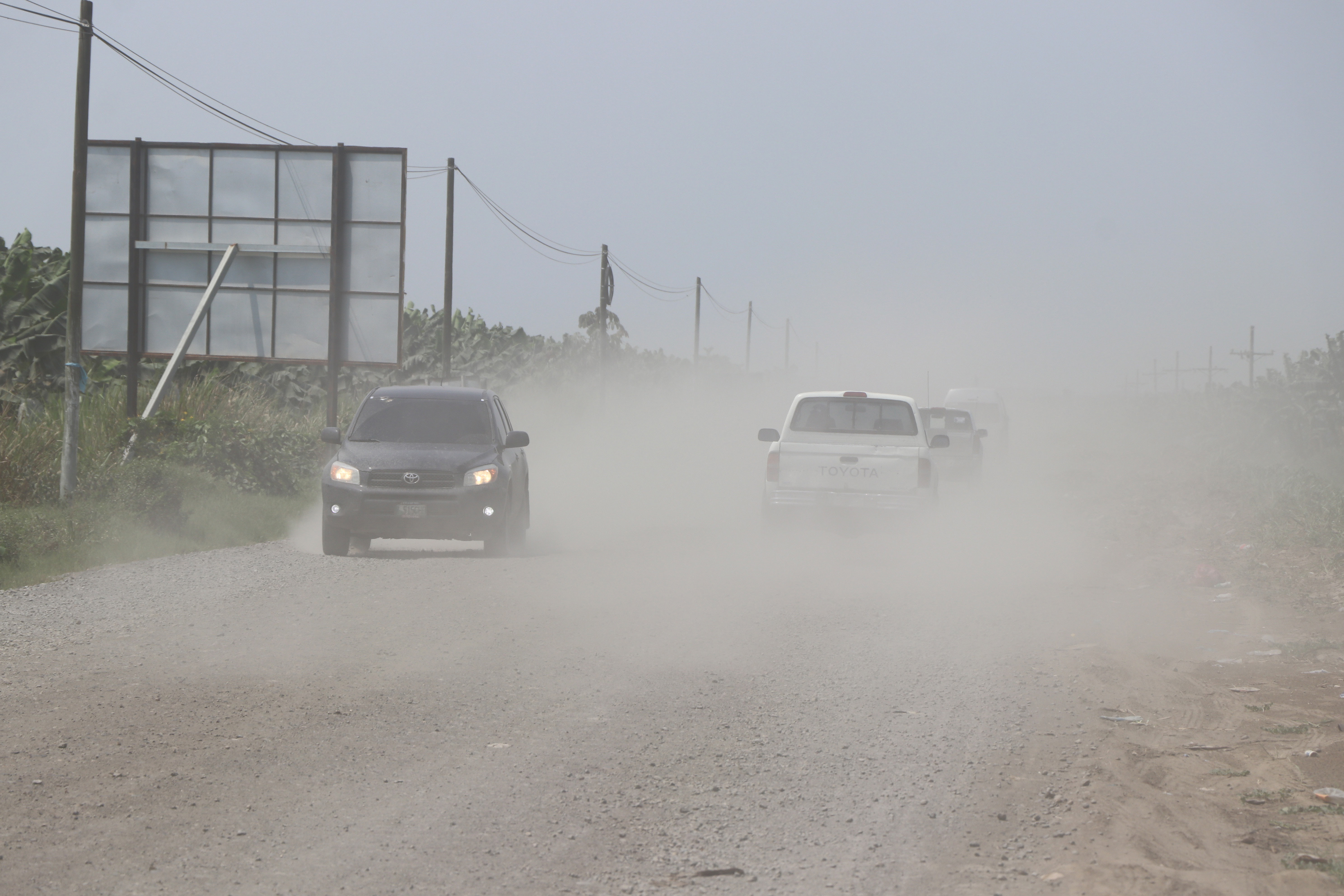 Nubes de polvo levantan vehículos, principalmente, principalmente picops o camionetas, en las rutas que aún no son de terracería, en San Marcos. (Foto Prensa Libre: Whitmer Barrera)