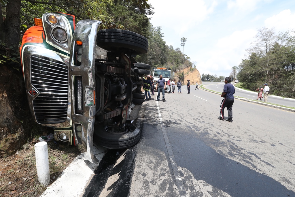 Al menos 10 heridos deja accidente de autobús Tacaná en la ruta Interamericana. (Foto Prensa Libre: Mynor Toc)