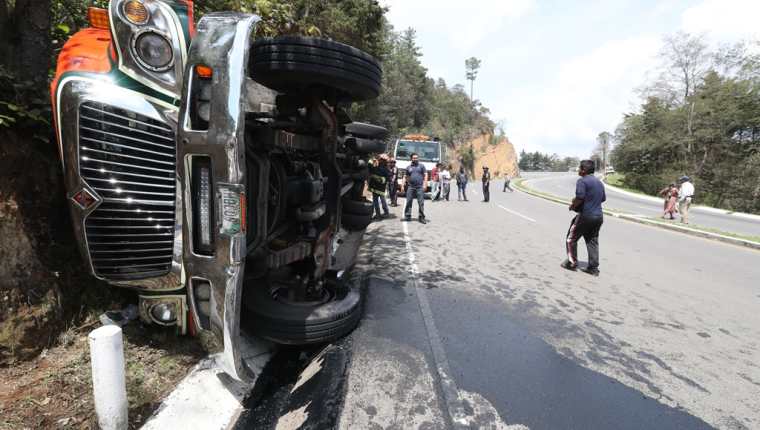Al menos 10 heridos deja accidente de autobús Tacaná en la ruta Interamericana. (Foto Prensa Libre: Mynor Toc)