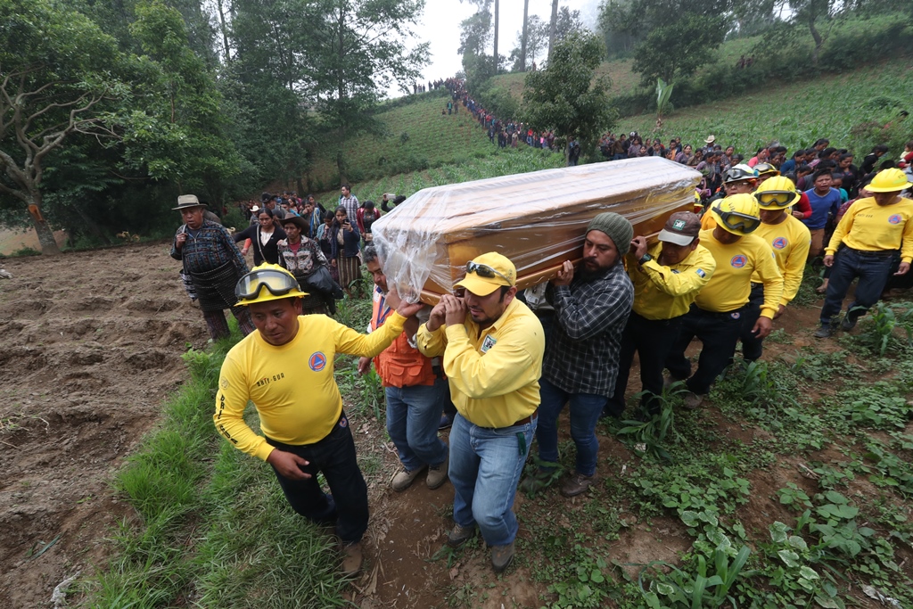 Bomberos forestales de Sololá trasladan los restos de su compañero Vicente Julajuj al cementerio de Chuimanzana. (Foto Prensa Libre: Mynor Toc)