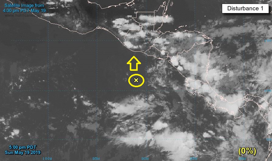 El sistema de baja presión –circulo amarillo– provoca el ingreso de humedad a territorio nacional favorecerá el incremento de lluvias. (Foto Prensa Libre: tomado de National Hurricane Center) 