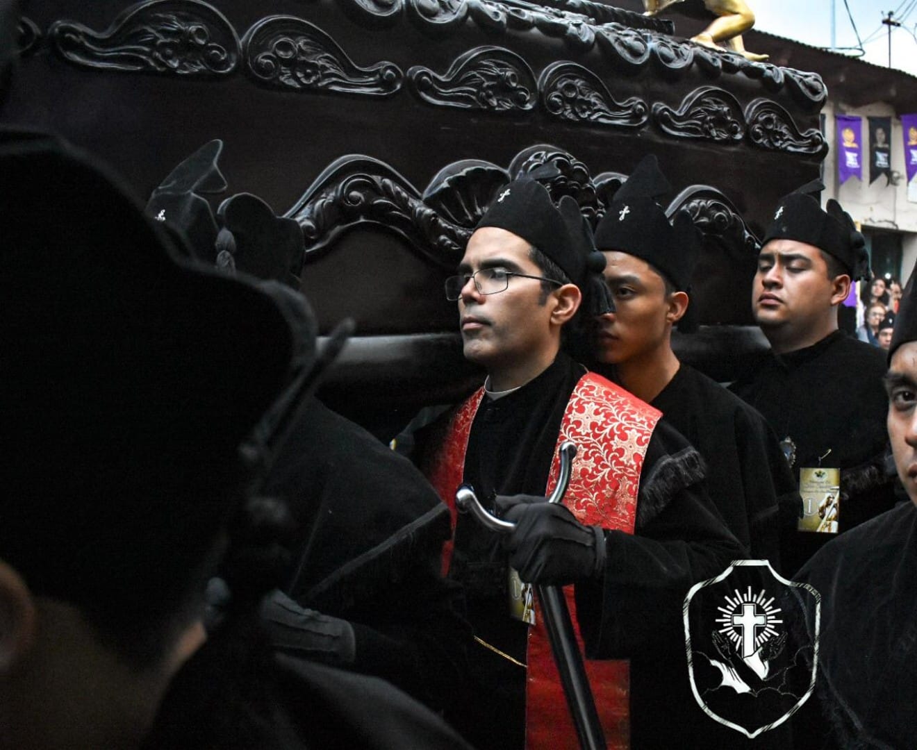 Juan José De Abreu –estola roja– párroco de la iglesia San Bartolomé es el primer sacerdote que participa en una procesión de Semana Santa en Xela. (Foto Prensa Libre: Cortesía)