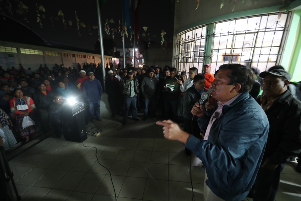 Abrahim Zelada López, alcalde de La Esperanza, Quetzaltenango, habla a los vecinos sobre los problemas que les afectan. (Foto Prensa Libre: Mynor Toc)