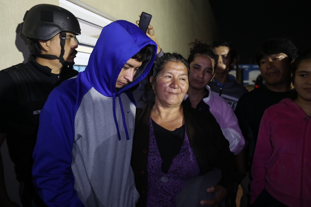Lee Ramírez Alvarado fue entregado anoche a su familia en Quetzaltenango por agentes antisecuestros de la Policía Nacional Civil. (Foto Prensa Libre: Mynor Toc) 