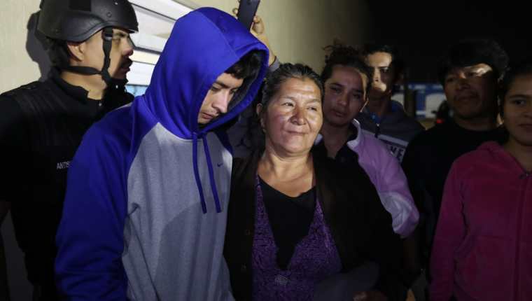Lee Ramírez Alvarado fue entregado anoche a su familia en Quetzaltenango por agentes antisecuestros de la Policía Nacional Civil. (Foto Prensa Libre: Mynor Toc) 