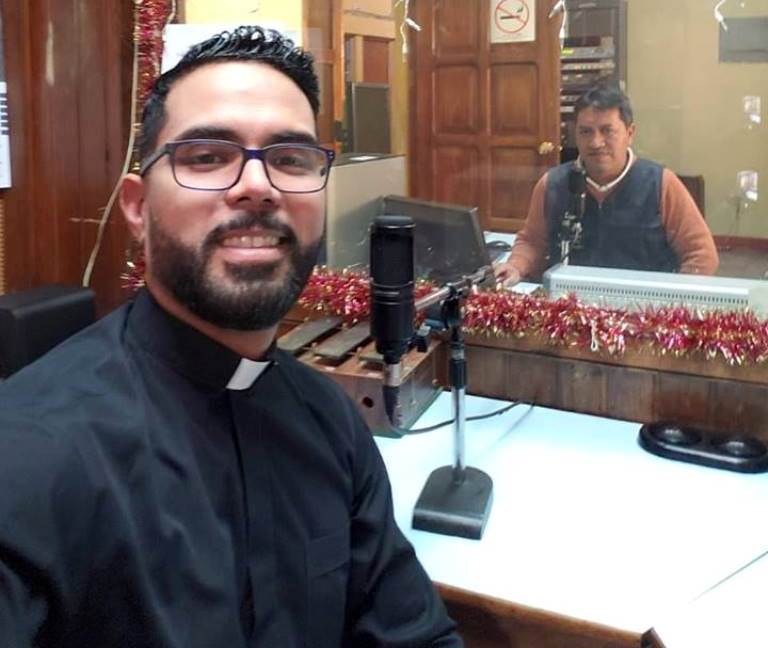 Presbítero Juan José de Abreu anunció en las redes sociales que deja la parroquia de San Bartolomé. (Foto Prensa Libre: Cortesía)