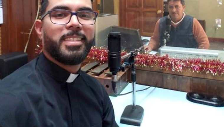 Presbítero Juan José de Abreu anunció en las redes sociales que deja la parroquia de San Bartolomé. (Foto Prensa Libre: Cortesía)