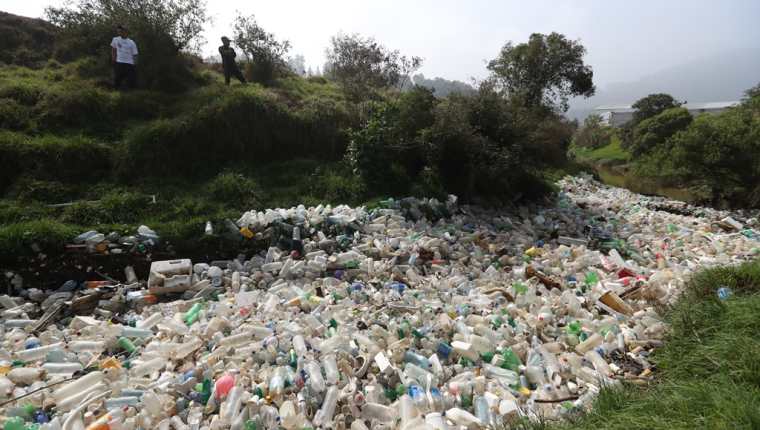 Toneladas de plástico y duroport flotan en el río Xequijel, en la zona 6 de Quetzaltenango. (Foto Prensa Libre: Mynor Toc)