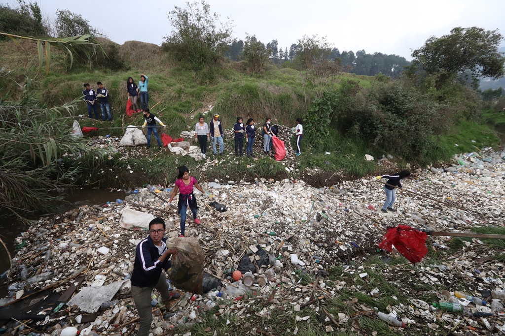 Estudiantes del Instituto Nacional en Educación Diversificada de Salcajá y ecologistas de ARLA, sacan basura del río Xequijel. (Foto Prensa Libre: Mynor Toc)