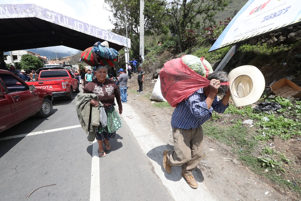 Agricultores de Zunil, cargaron sus verduras por varios kilómetros para trasladarlos a los mercados de la región. (Foto Prensa Libre: Mynor Toc) 