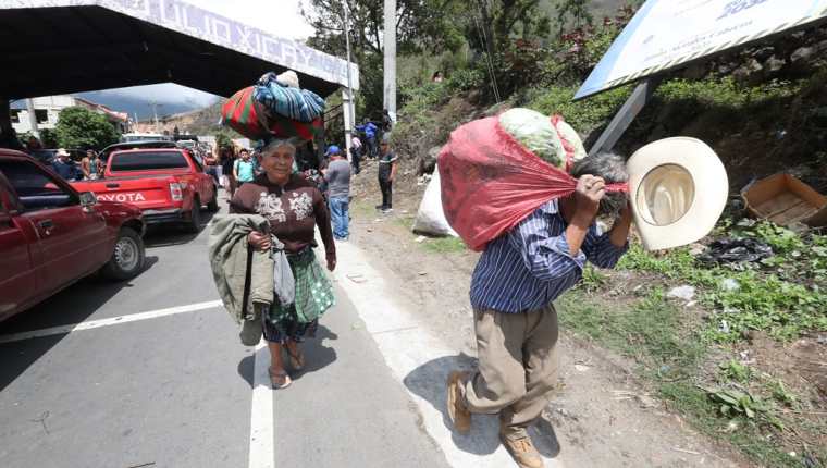 Agricultores de Zunil, cargaron sus verduras por varios kilómetros para trasladarlos a los mercados de la región. (Foto Prensa Libre: Mynor Toc) 