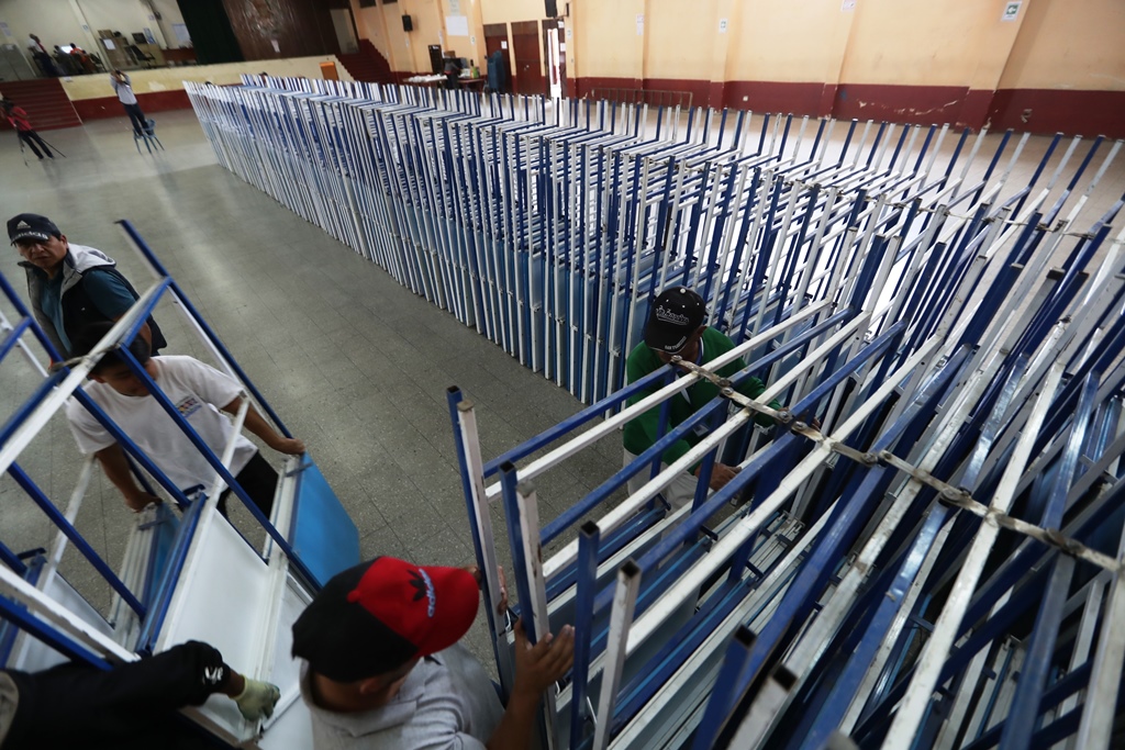 En tres contenedores fueron trasladados miles de atriles y mesas para los centro de votación. (Foto Prensa Libre: Mynor Toc)