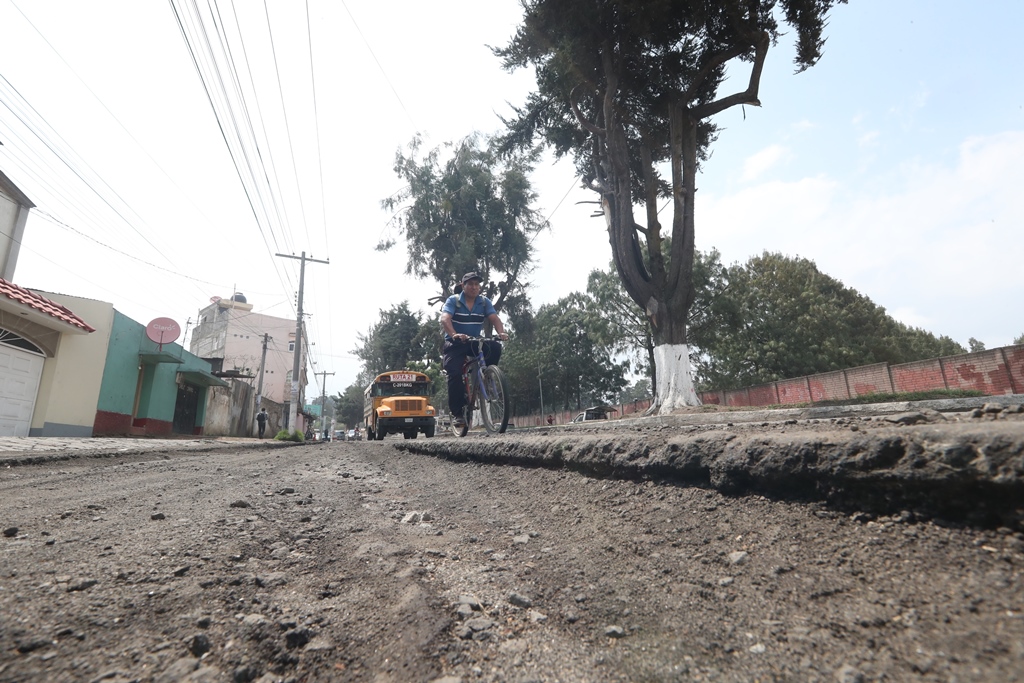 Recapeo de 16 kilómetros por un costo de Q22.4 millones no avanza en Quetzaltenango. (Foto Prensa Libre: Mynor Toc)