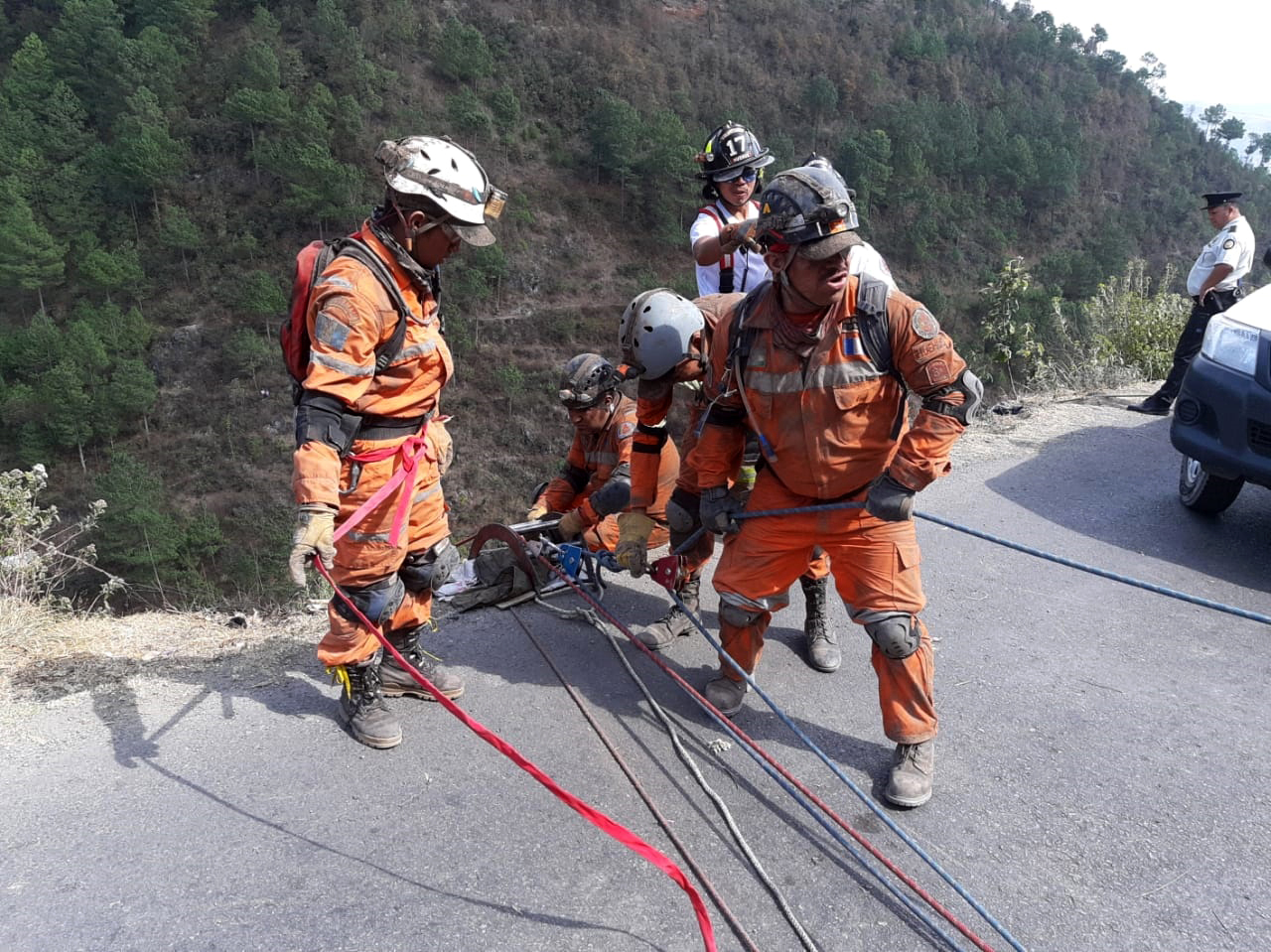 Los Bomberos Voluntarios trabajan en el rescate de víctimas de un accidente ocurrido en La Zeta. (Foto Prensa Libre: Mike Castillo)