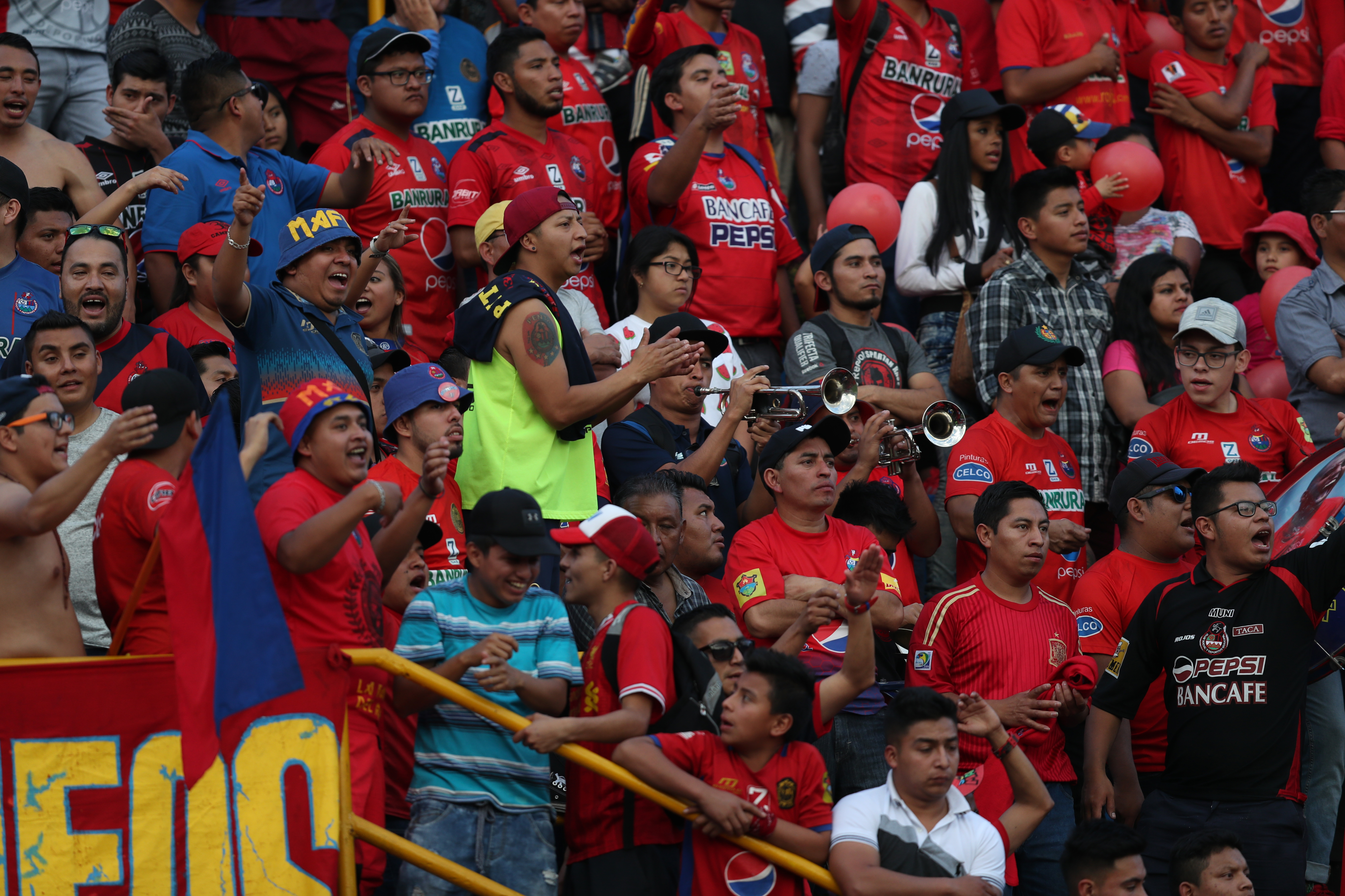Los rojos  le fueron fiel, durante todo el torneo al conjunto escarlata. (Foto Prensa Libre: Carlos Vicente)