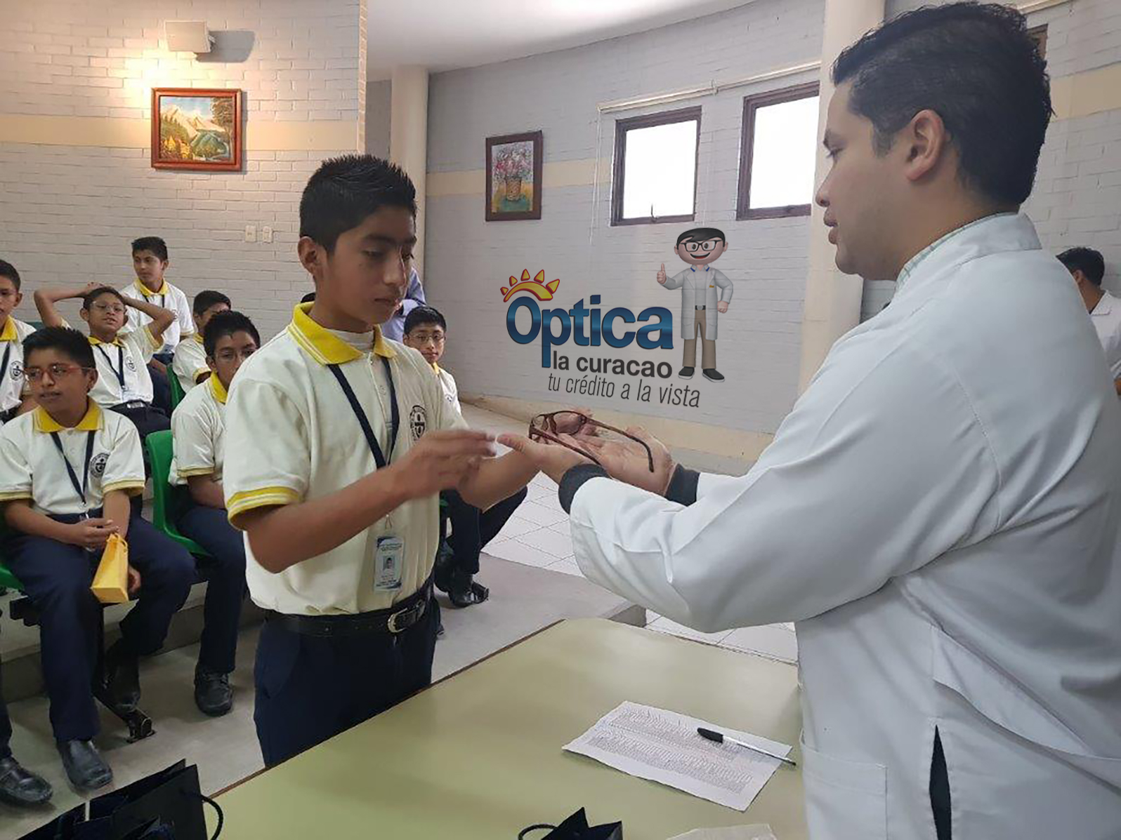 Óptica La Curacao realizó la entrega de lentes a estudiantes de la  Villa de los Niños. Foto Cortesía