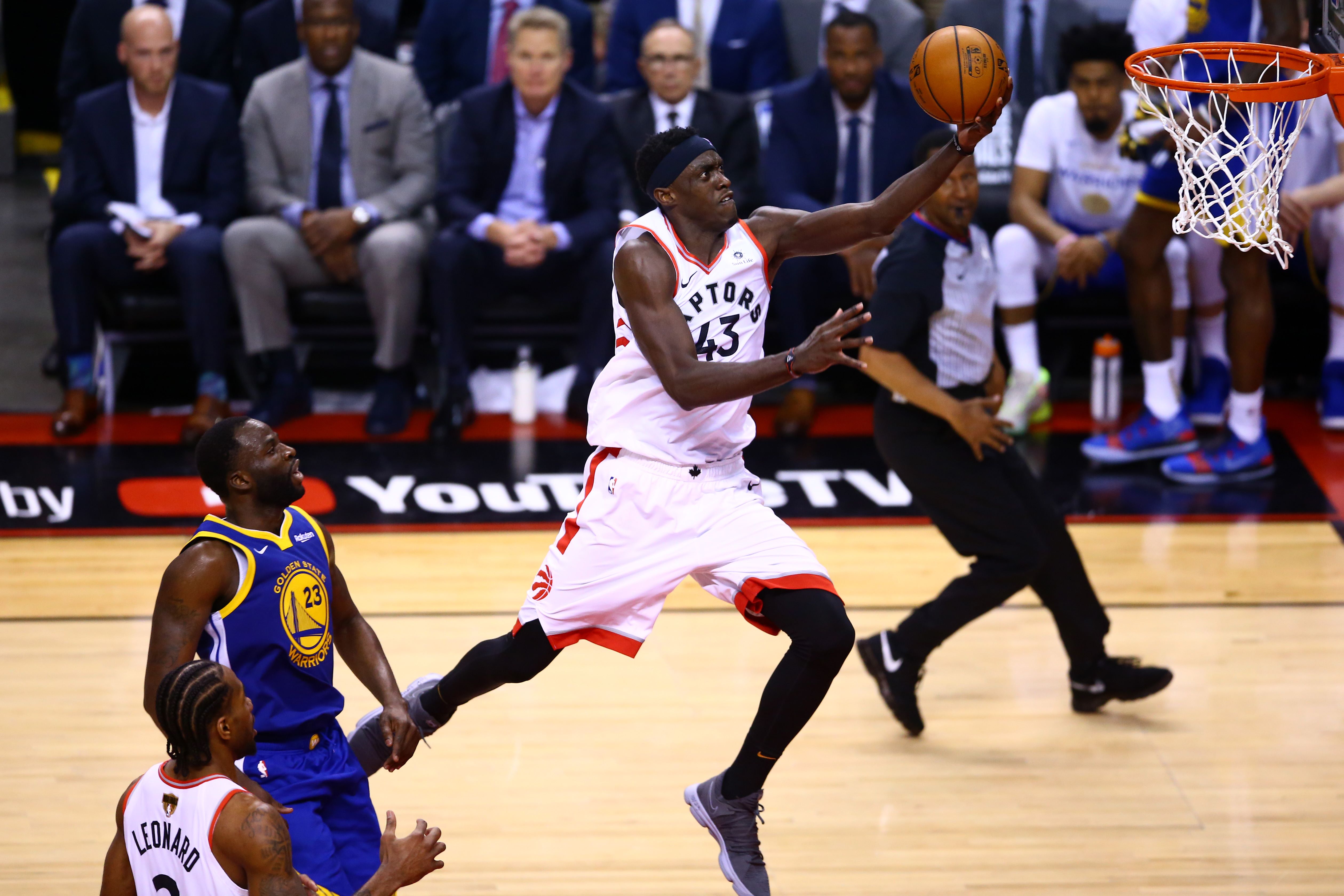 Pascal Siakam (43) de Toronto Raptors, fue vital en la primera final que fue dominado por  su equipo. (Foto Prensa Libre: AFP)