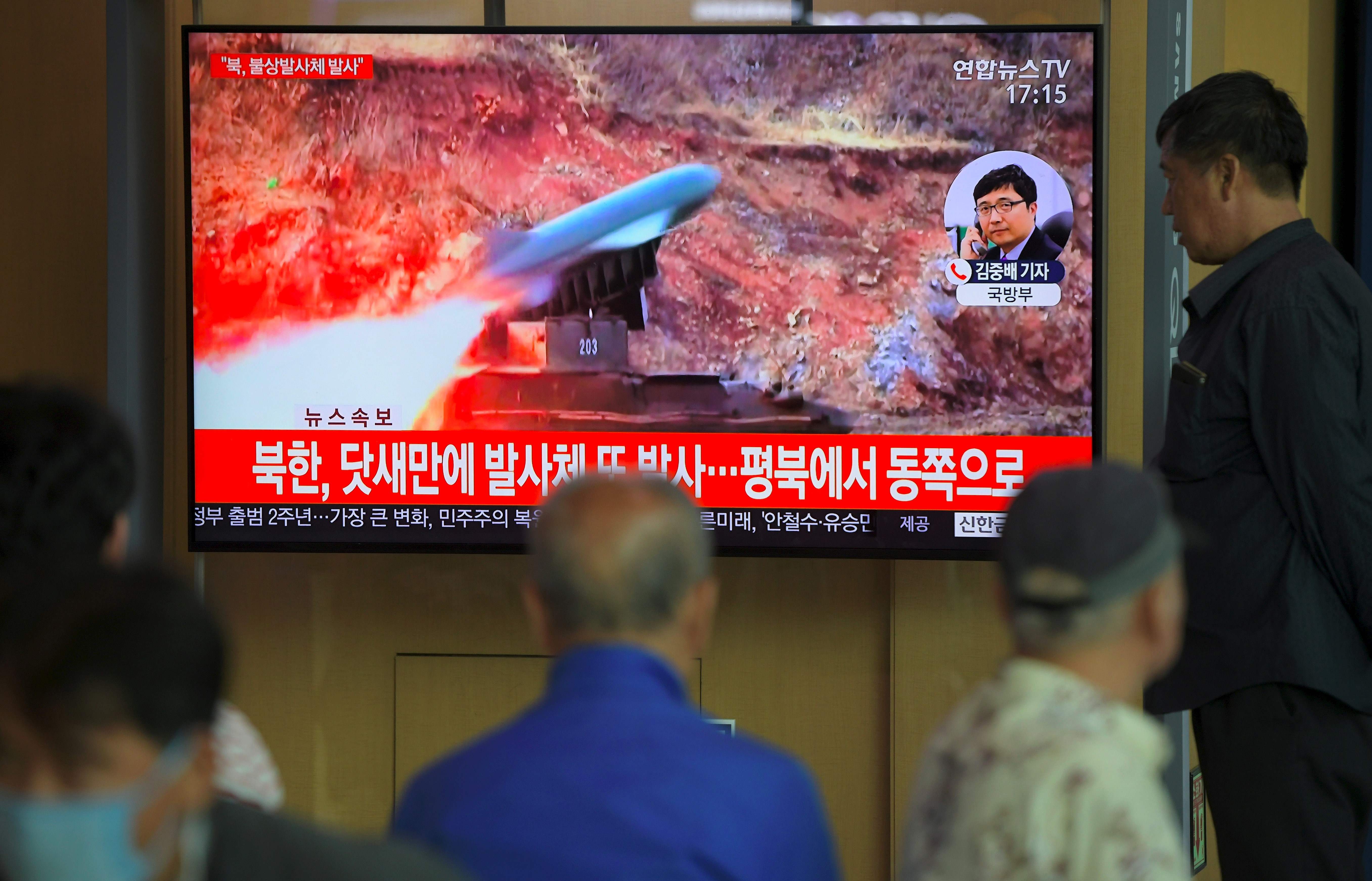 Surcoreanos pudieron observar el lanzamiento del misil que fue transmitido por la televisión local. (Foto Prensa Libre: AFP)