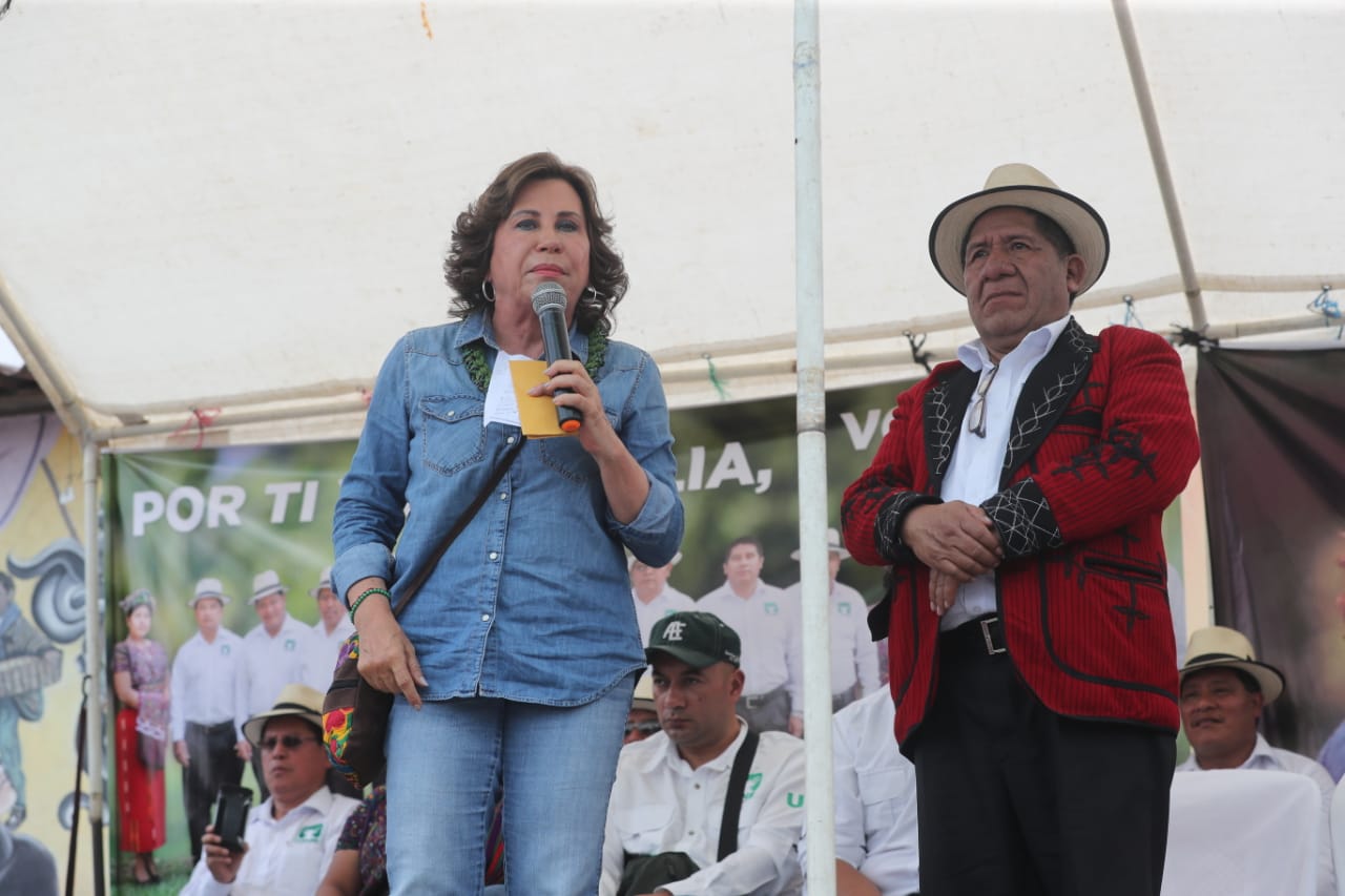 Sandra Torres le promete a Pedro Raymundo Cobo construir carreteras, generar empleo y ampliar programas sociales. (Foto: Prensa Libre: Erick Ávila)