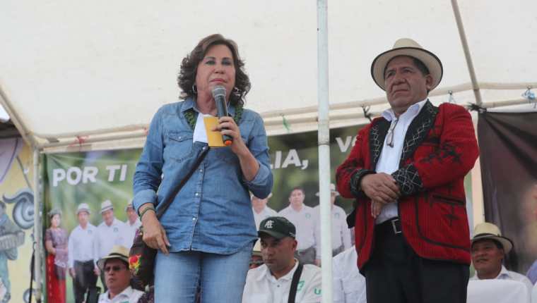 Sandra Torres le promete a Pedro Raymundo Cobo construir carreteras, generar empleo y ampliar programas sociales. (Foto: Prensa Libre: Erick Ávila)