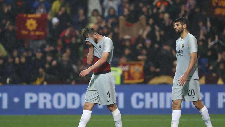 Jugadores del AS Roma lucen con desconsuelo después del empate contra el Sassuolo. (Foto Prensa Libre: EFE).