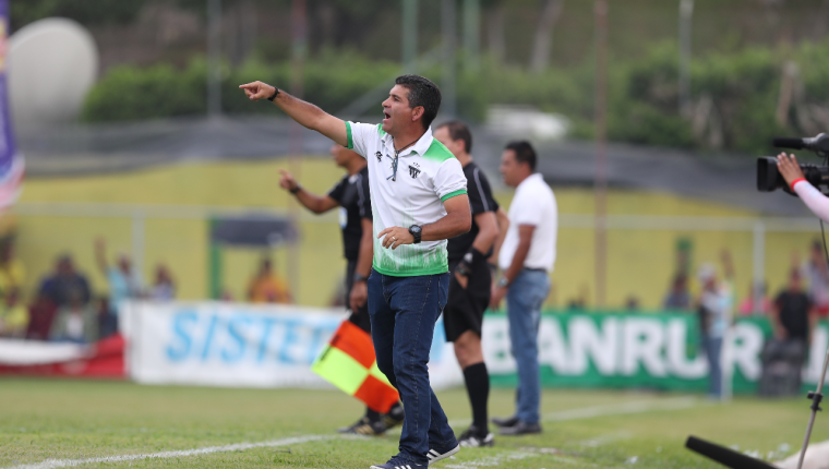 El entrenador mexicano Juan Antonio Torres Servín aseguró que a su equipo en todos lados "lo han acuchillado". (Foto Prensa Libre: Francisco Sánchez)