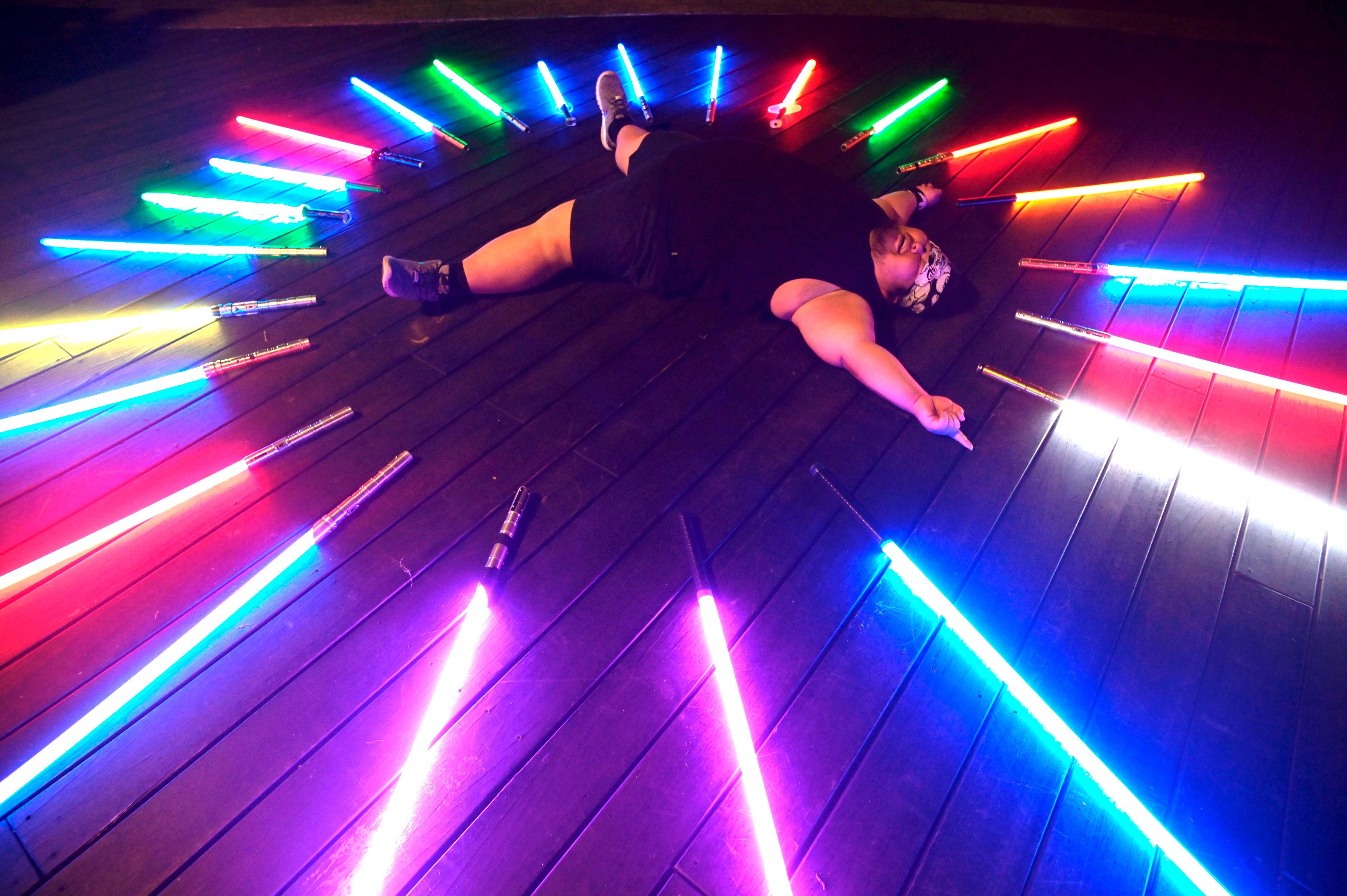 Makoto Tsai muestra las espadas de luz que fabrica para los fanáticos de "Star Wars". (Foto Prensa Libre: AFP)